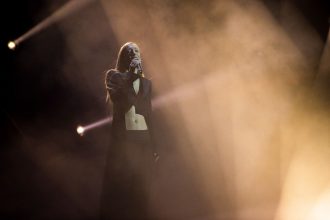Zangeres S10 op het podium van het Eurovisie Songfestival