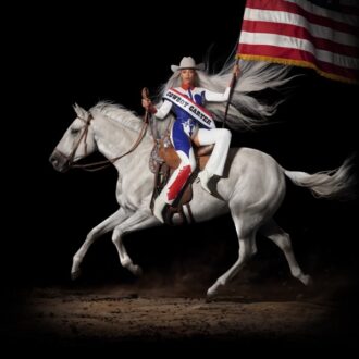 Beyonce zittend op een paard met de Amerikaanse vlag in haar hand. Albumhoes voor Renaissance Act II: Cowboy Carter